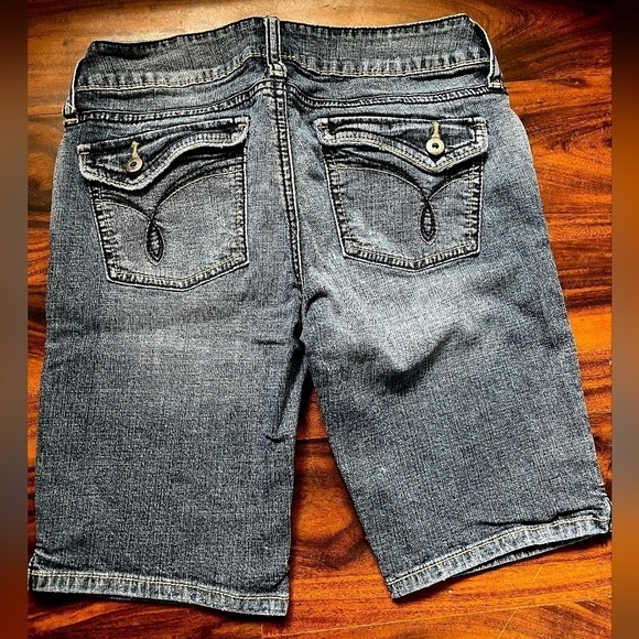 Arizona Dark Wash Sandblasted Denim Blue Bermuda Shorts Juniors Size 3 Cute EUC - Picture 2 of 5